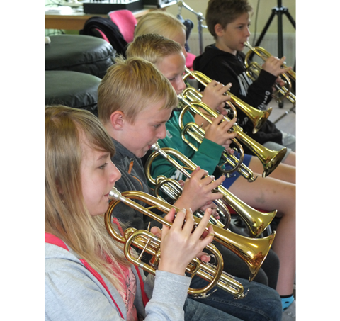 Schulkinder mit Trompeten
