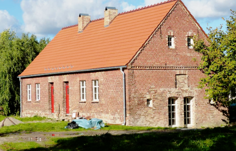 Auf dem Foto ist das renovierte Gesindehaus zu sehen.